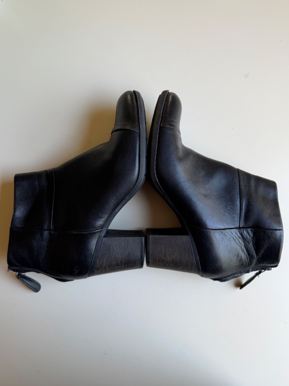 Clarks Enfield Tess Black Leather Block Heel Ankle Boots - Like New Size 9.5M